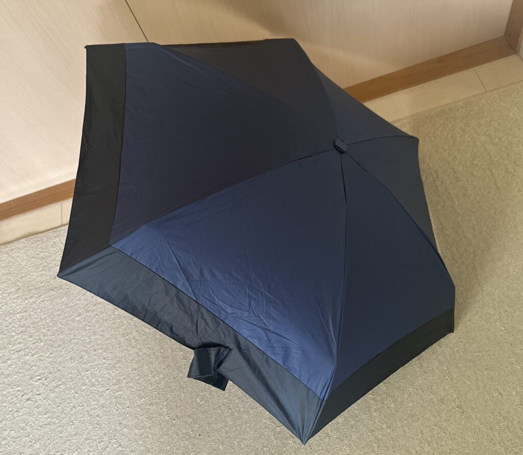 Wpc.の折りたたみ日傘を上から撮影。広げたときの遮光範囲やカバー力のイメージが伝わる。
