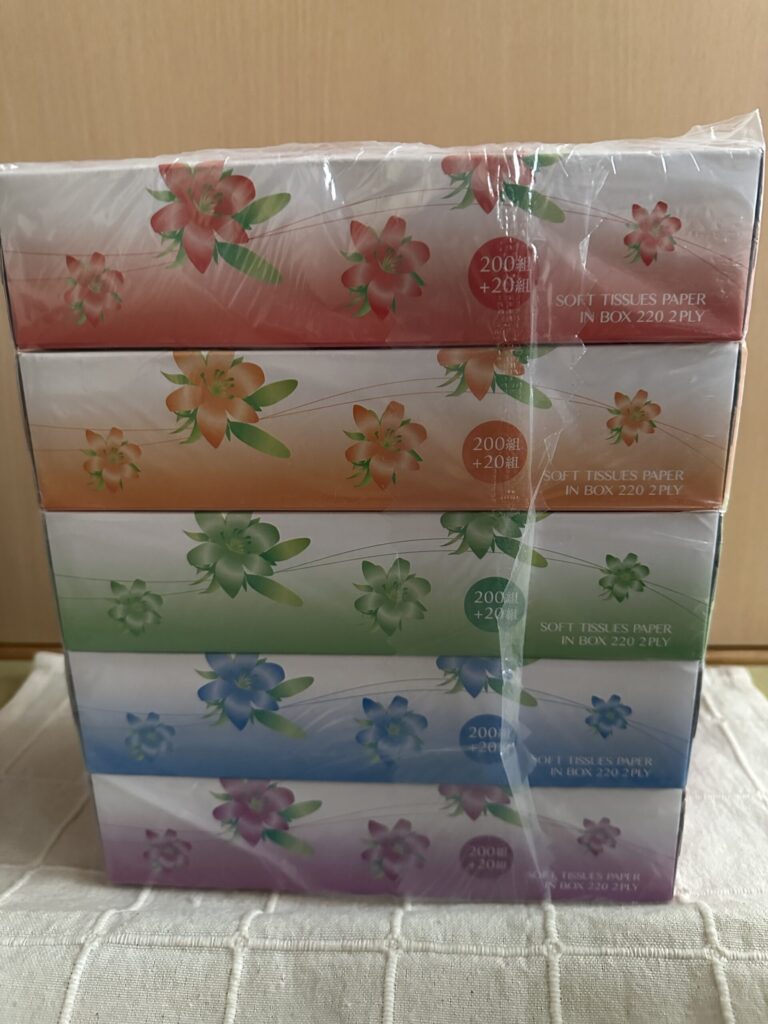 花柄デザインの5色セットティッシュボックス(200組+20組)を縦に積み上げた状態。赤・オレンジ・緑・青・紫の順に並んでいる。