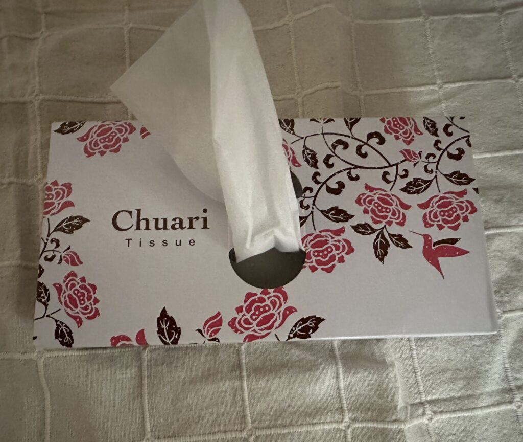Chuari(チュアリ)ブランドのティッシュボックス。赤いバラ柄のデザインで、中央の開口部からティッシュが一枚出ている様子。