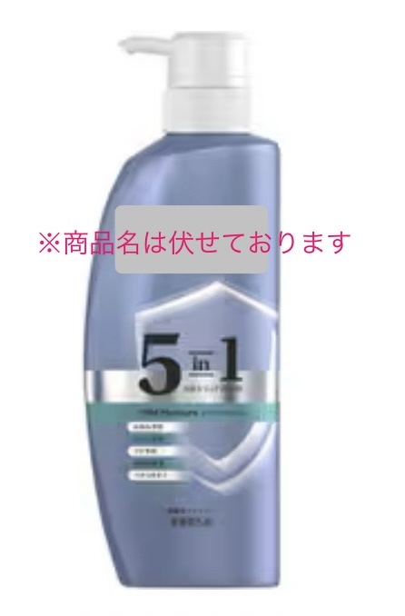 「5 in 1」と記載された男性用シャンプーのポンプボトル。かゆみ・フケ・においなど5つの悩みに対応