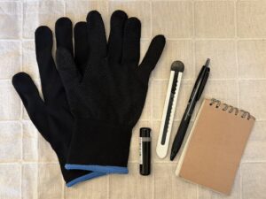 登録販売者の制服ポケットに入れている手袋・カッター・ペン・メモ帳
