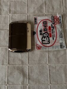 寒い売場や通勤時に使う携帯用ハクキンカイロと貼るカイロ
