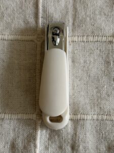  制服ポケットに入れているコンパクトな爪切り
