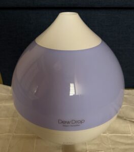 アロマ対応の超音波式加湿器DEW DROP L。部屋の湿度と香りを整えるために使用