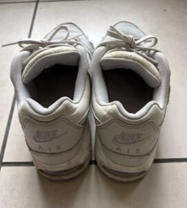 ドラッグストア勤務で使用しているナイキのエアマックス。かかと部分のクッション性がわかる写真